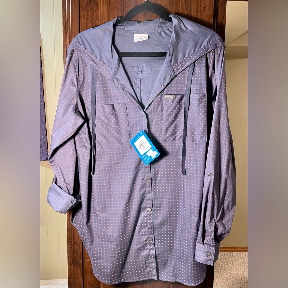 Columbia casual button up shirt with hood and tabs to roll up sleeves